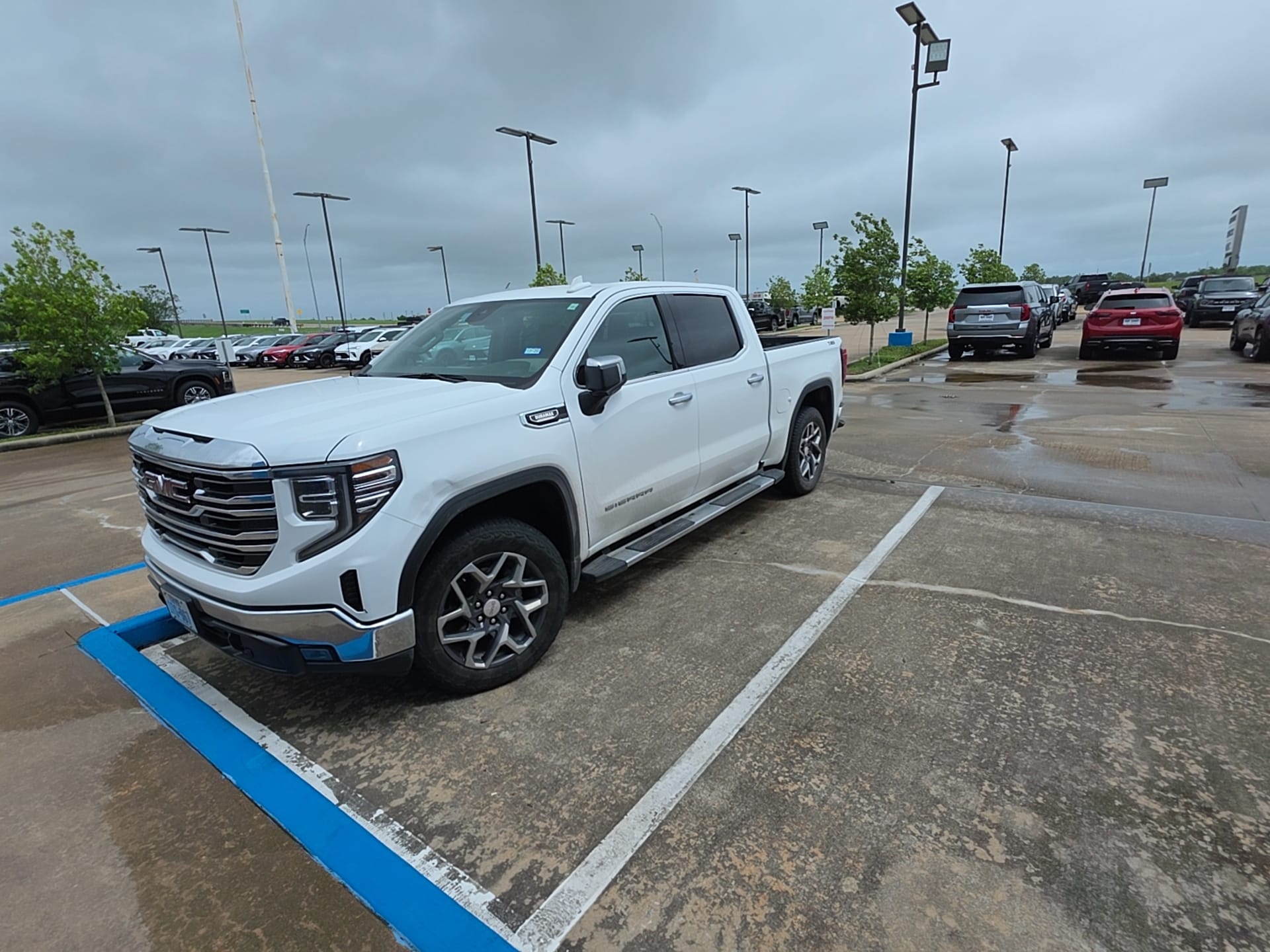 gmc sierra 1500 2024 3GTUUDE86RG181013 image